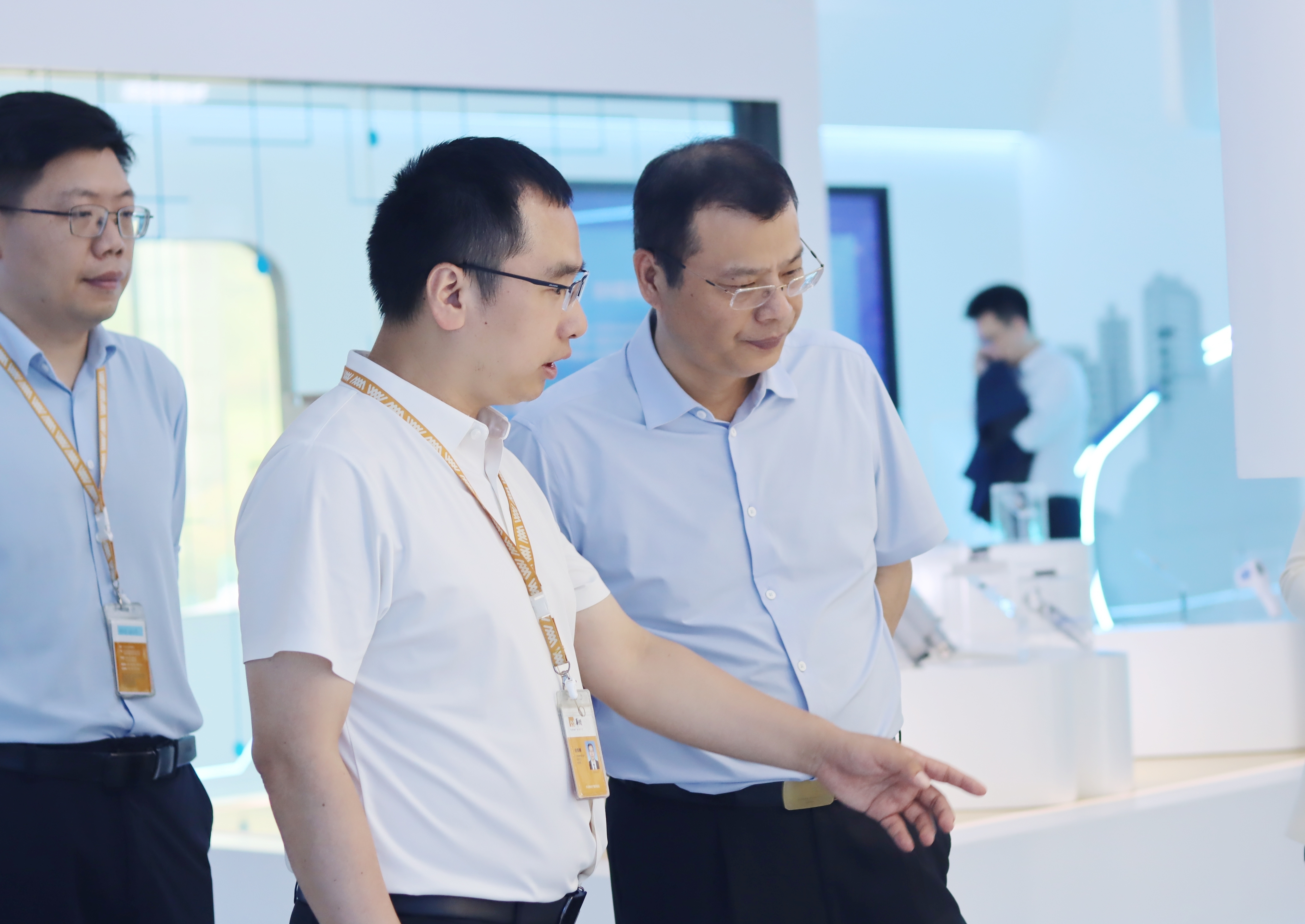 1-華潤集團全華強總會計師一行參觀華潤微重慶展廳