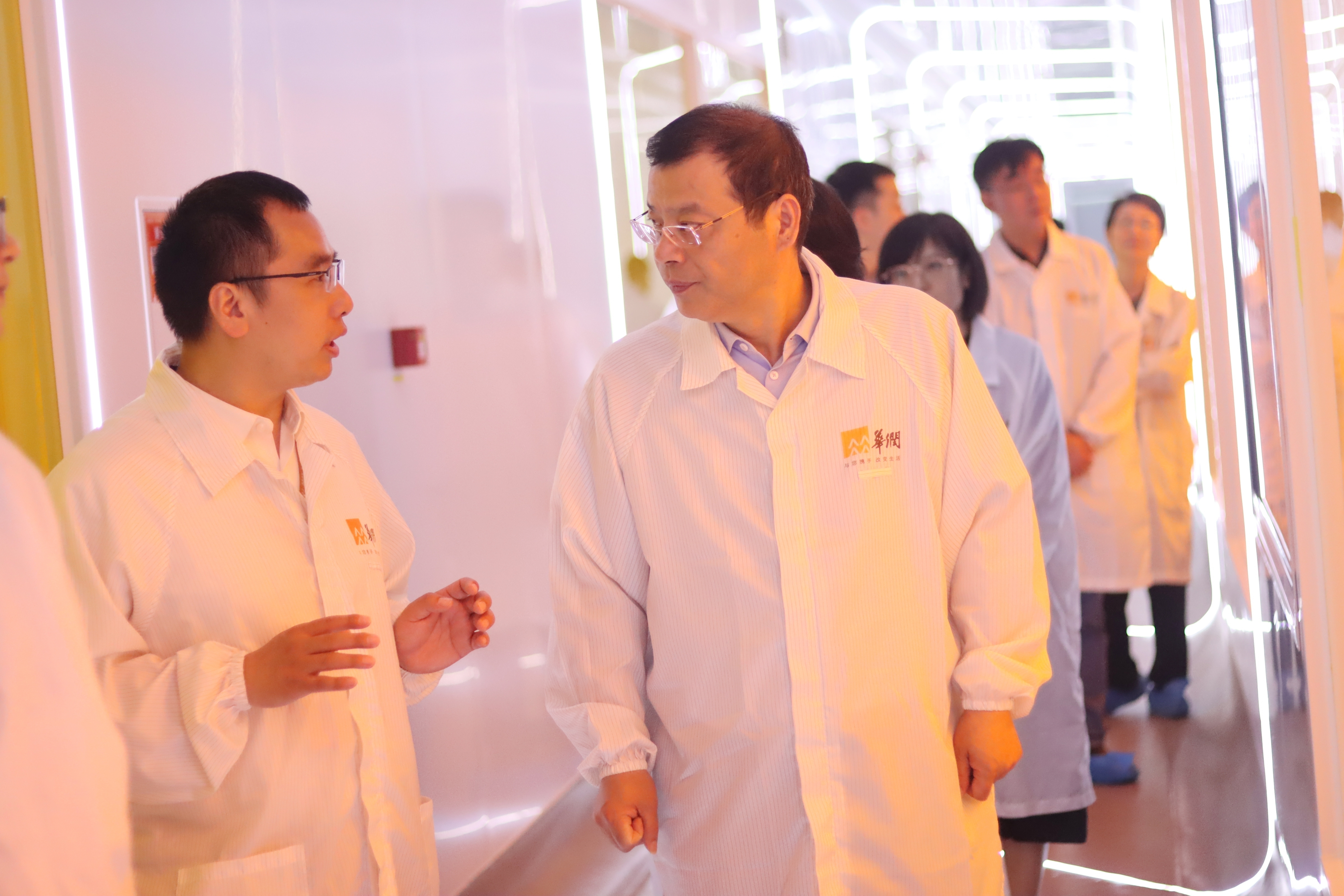 2-華潤集團全華強總會計師一行參觀8吋和12吋功率半導體晶圓生產線